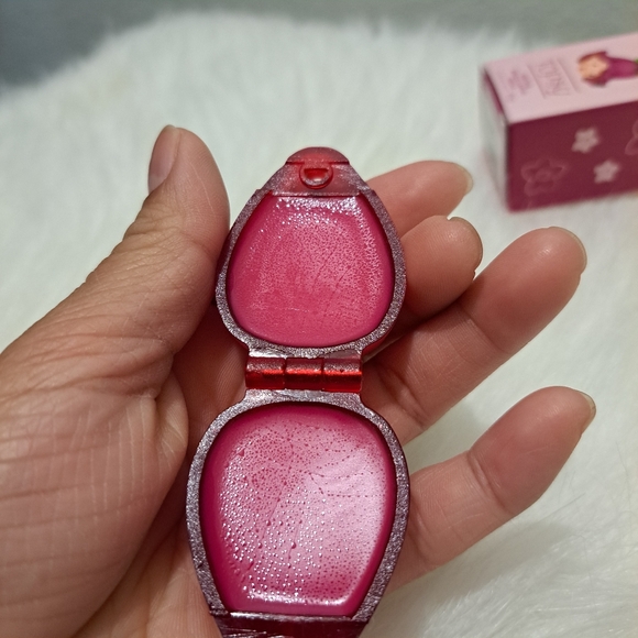 Avon Topsy Girls Strawberry Shape 2 Sides Same Red Color Lip Balm Gloss - Picture 5 of 10